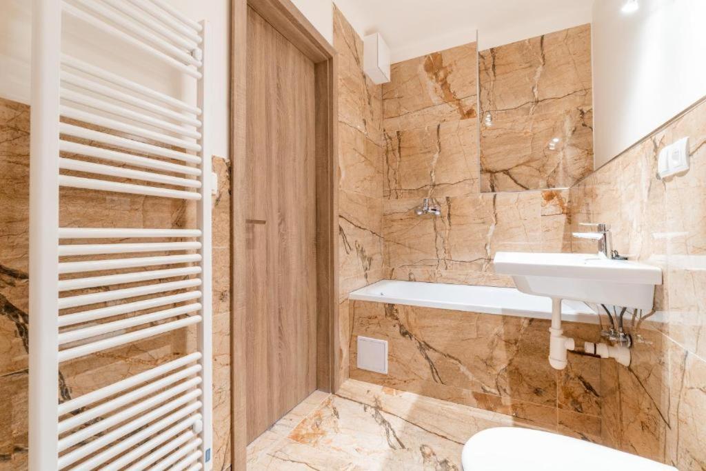 Brand New Studio Apartment #24 In Elite Residence With Free Secure Parking In The Center Prága Kültér fotó